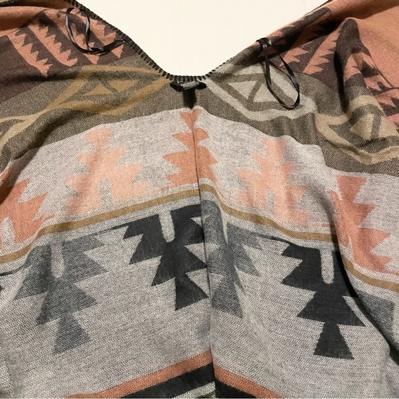 LA Express Shawl Poncho Wrap One Size - Picture 8 of 11